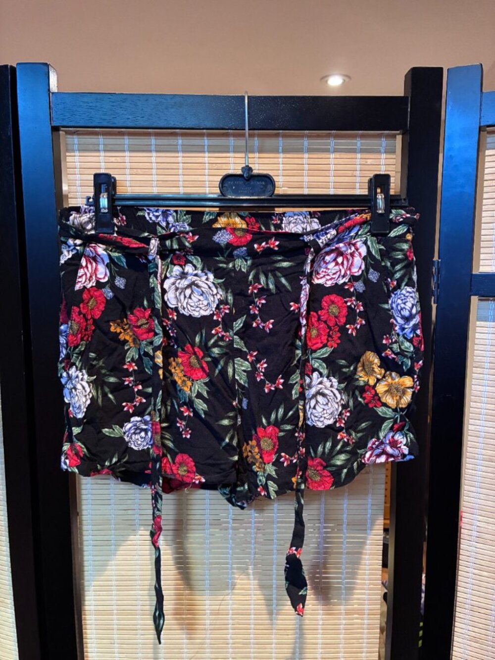 U2B Black Floral Flowy Tie-Waist Shorts Size L